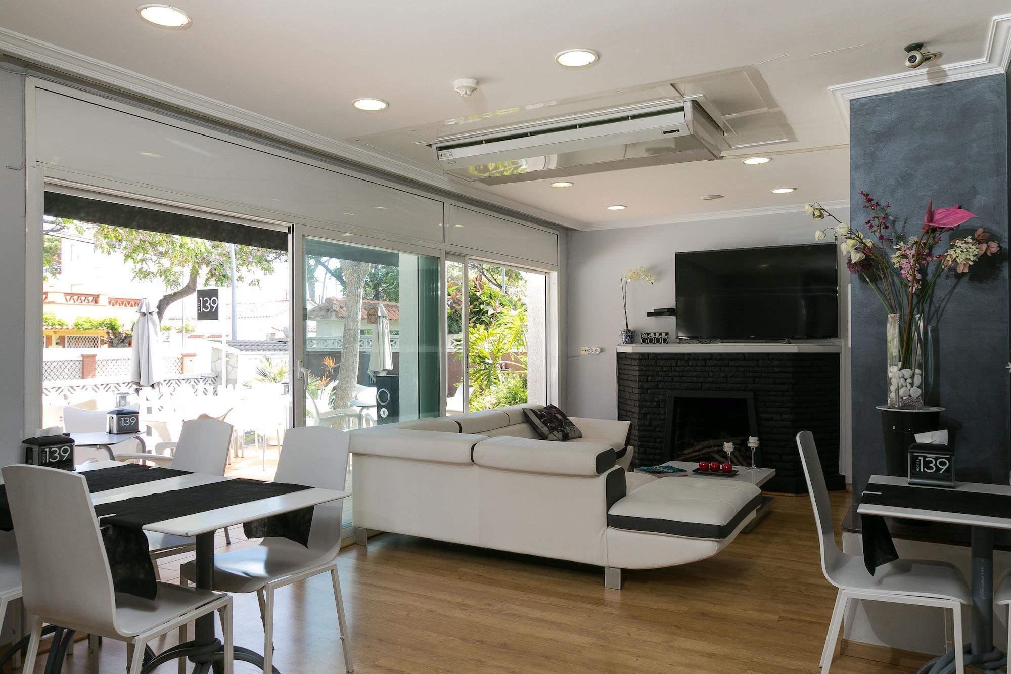 Hotel 139 Castelldefels Luaran gambar